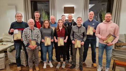 Einige der geehrten Sportlerinnen und Sportler: (v.l.n.r.) Reinhard Garbe, Peter Karpa, Vorsitzender Ralf Becker, Kathleen Strodick, Andreas Mark, Bentje-Malina Garbe, Fynn-Jona Garbe, Michael Alhorn, Chris Hopmann, Jan Kuschnereit und Thomas Schläger